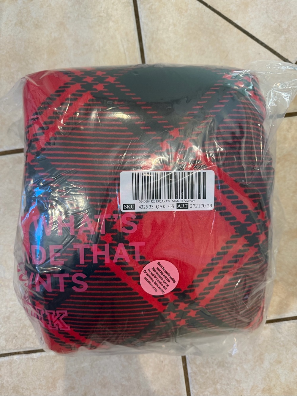 🆕 Victoria’s Secret: Red + Black Plaid Throw Blanket